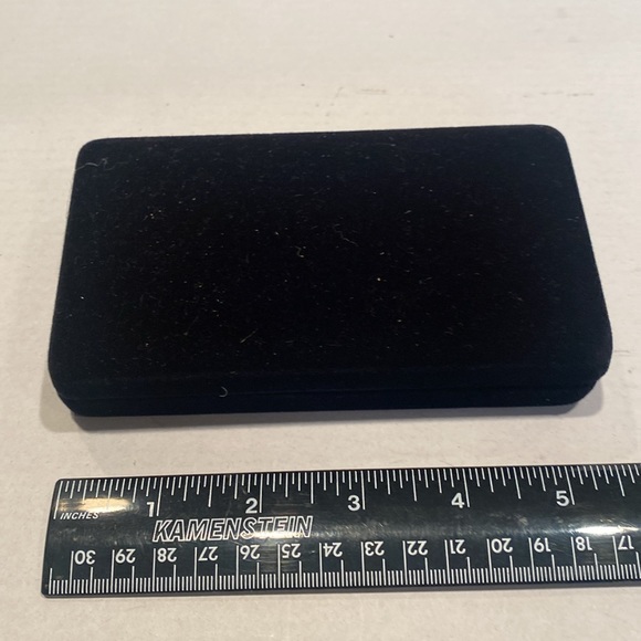 NIB Approximately 16” Goldtone Link Necklace in Black Velvet Gift Box - Picture 5 of 5